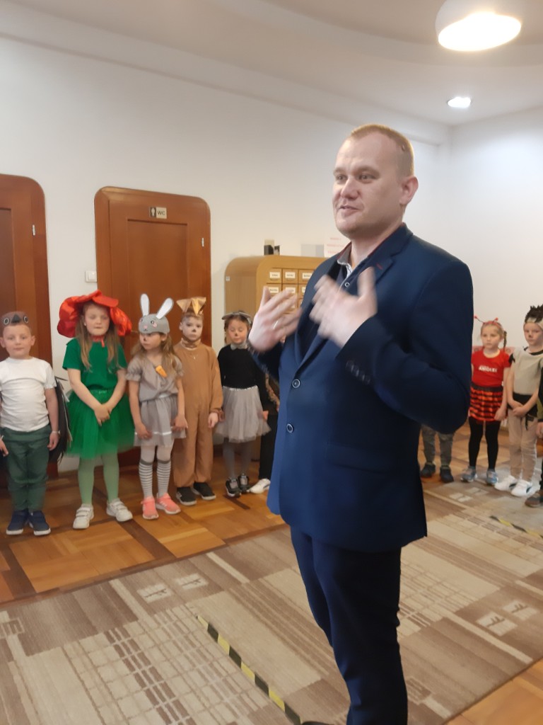 Smerfy  na obchodach  65  lecia  oddziału dziecięcego gostyńskiej biblioteki